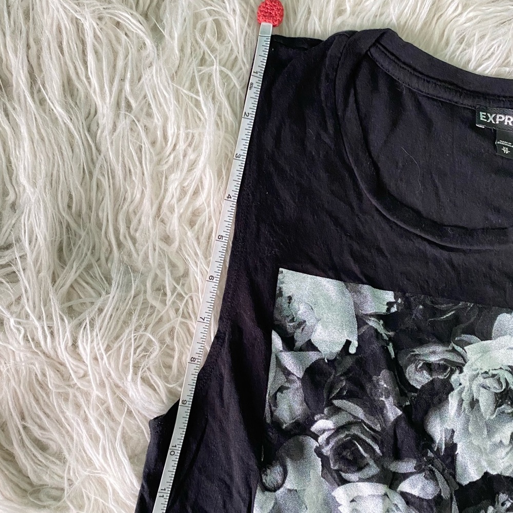 Express Rose Patterned Muscle T - Picture 2 of 8
